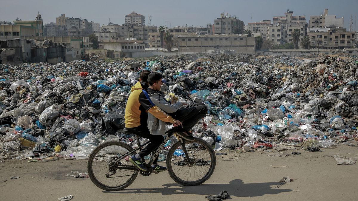 Foto: Pásmo Gazy zavalují tisíce tun odpadků, nemá je kdo odvážet